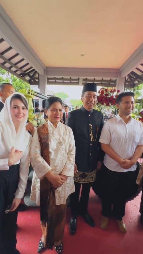 Arumi dan Emil saat penyambutan Jokowi di Solo (Instagram.com/emildardak)