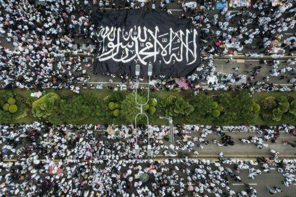Umat muslim mengikuti aksi reuni 212 di Jalan MH Thamrin, Jakarta, Minggu (2/12/2018) (ANTARA FOTO/Sigid Kurniawan)