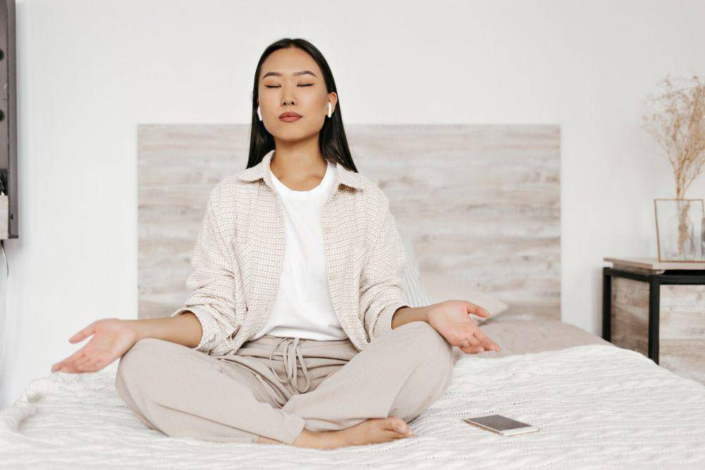 ilustrasi seorang sedang meditasi (freepik.com/lookstudio)