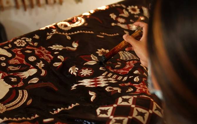 ilustrasi menggambar batik (pexels.com/johnbastian)
