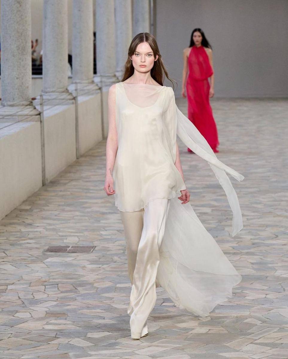 koleksi Alberta Ferretti SS25 di Milan Fashion Week (instagram.com/albertaferretti)