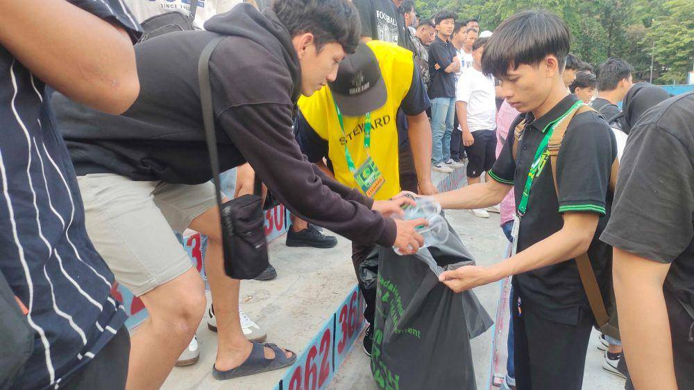 PT Pegadaian mengajak masyarakat, khususnya para suporter sepak bola, untuk turut serta dalam program Behind Football yang akan dilaksanakan bertepatan dengan pertandingan Pegadaian Liga 2 di berbagai kota. (Dok. Pegadaian)