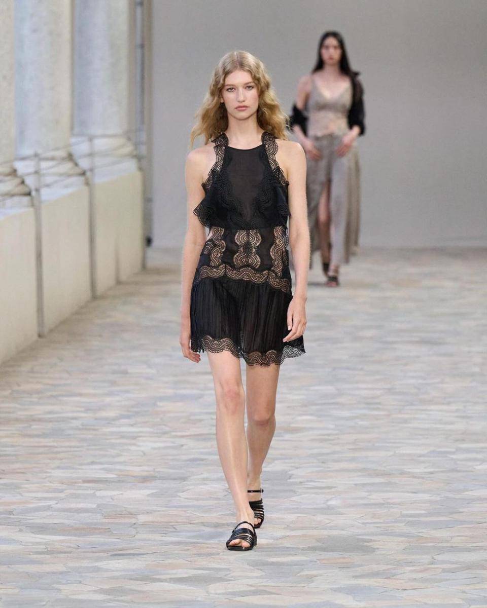 koleksi Alberta Ferretti SS25 di Milan Fashion Week (instagram.com/albertaferretti)