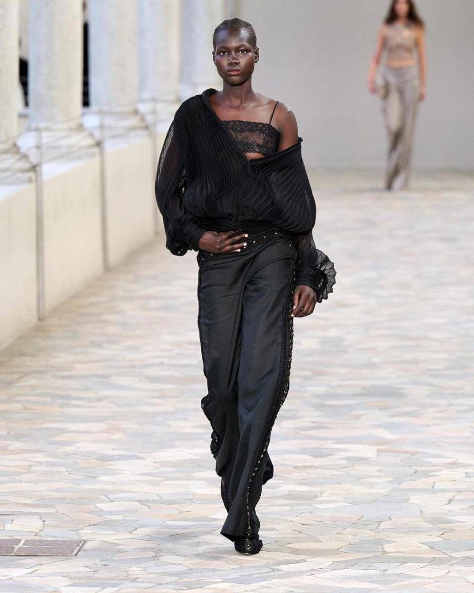 koleksi Alberta Ferretti SS25 di Milan Fashion Week (instagram.com/albertaferretti)