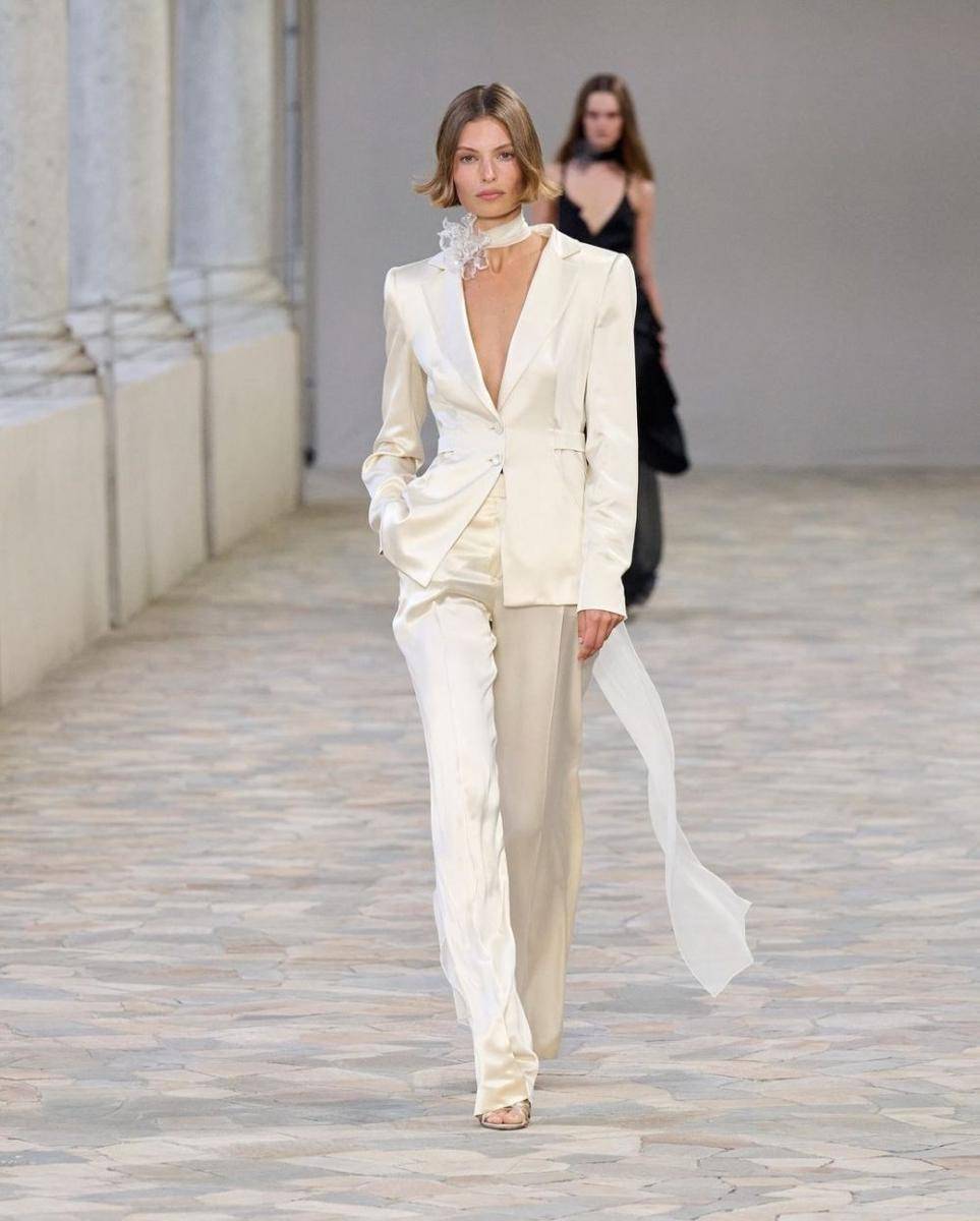 koleksi Alberta Ferretti SS25 di Milan Fashion Week (instagram.com/albertaferretti)