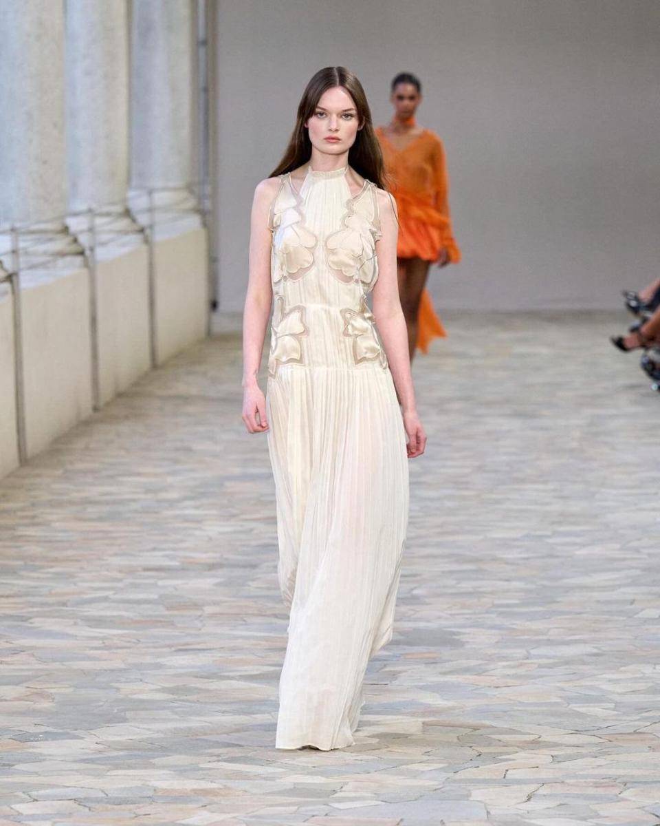 koleksi Alberta Ferretti SS25 di Milan Fashion Week (instagram.com/albertaferretti)