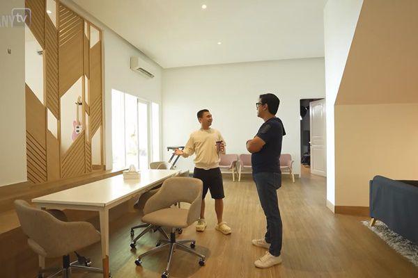 11 Potret Kantor Raditya Dika, Ada Kamar ala Hotel Kapsul