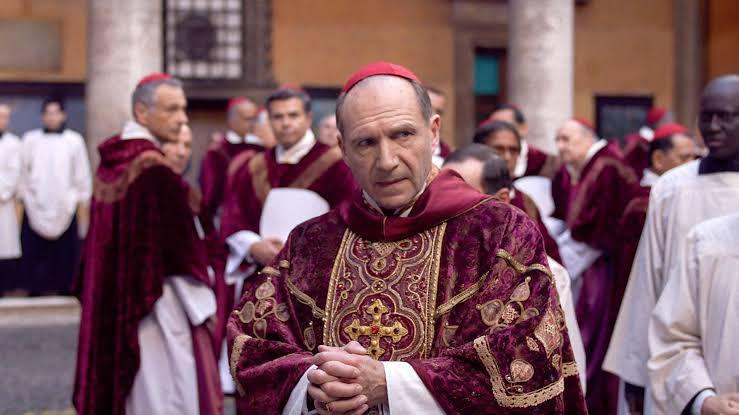 6 Film Misteri Thriller Dibintangi Ralph Fiennes, Mind-Blowing Semua!