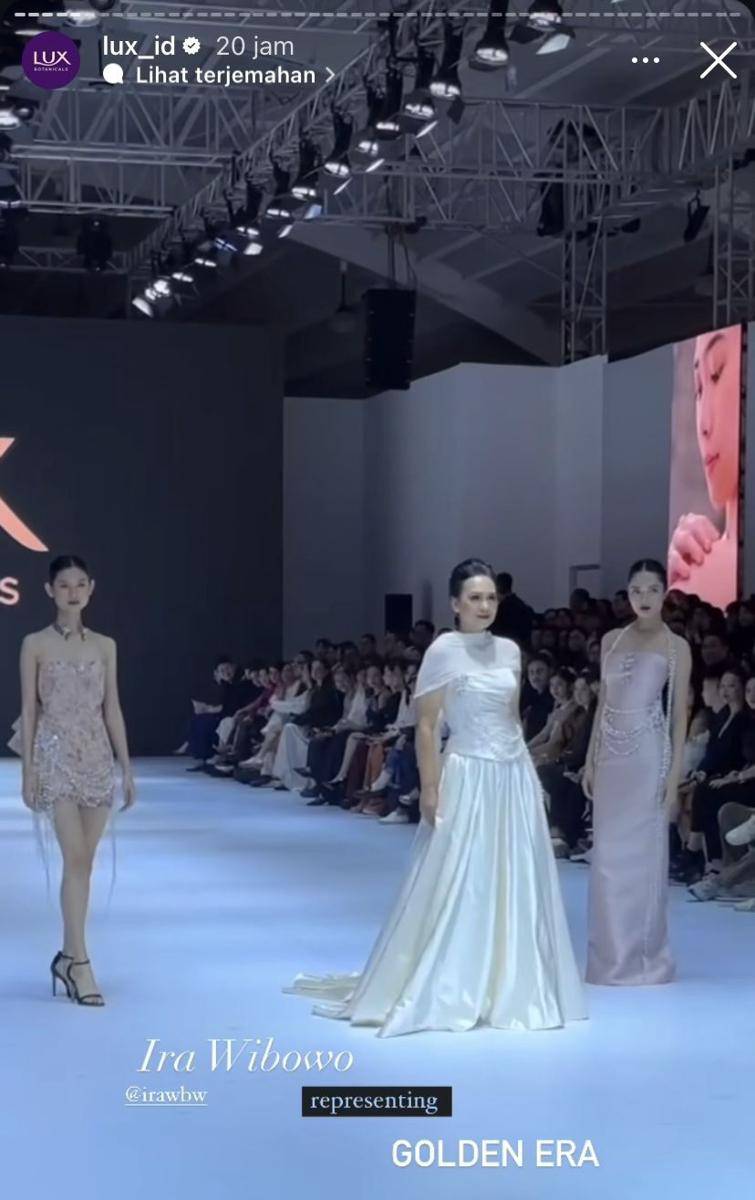 potret artis jadi muse di runway 100 tahun Lux (Instagram.com/lux_id)