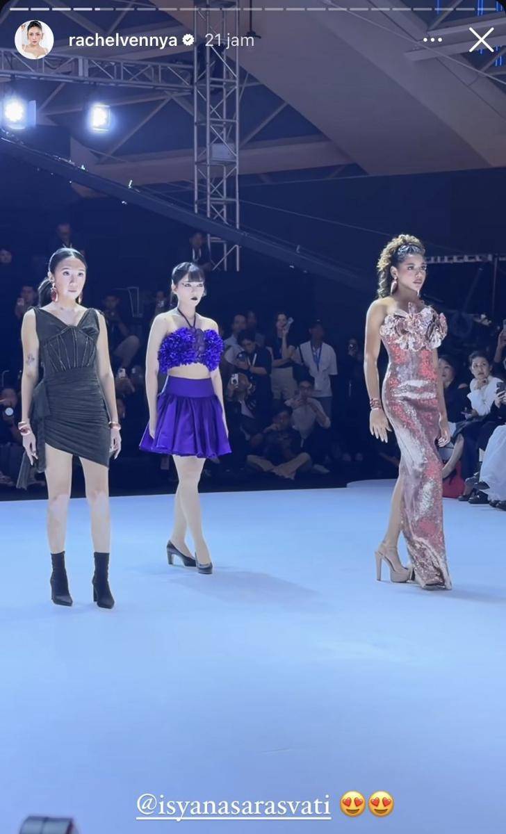 potret artis jadi muse di runway 100 tahun Lux (Instagram.com/rachelvennya)