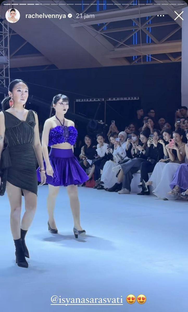 potret artis jadi muse di runway 100 tahun Lux (Instagram.com/rachelvennya)