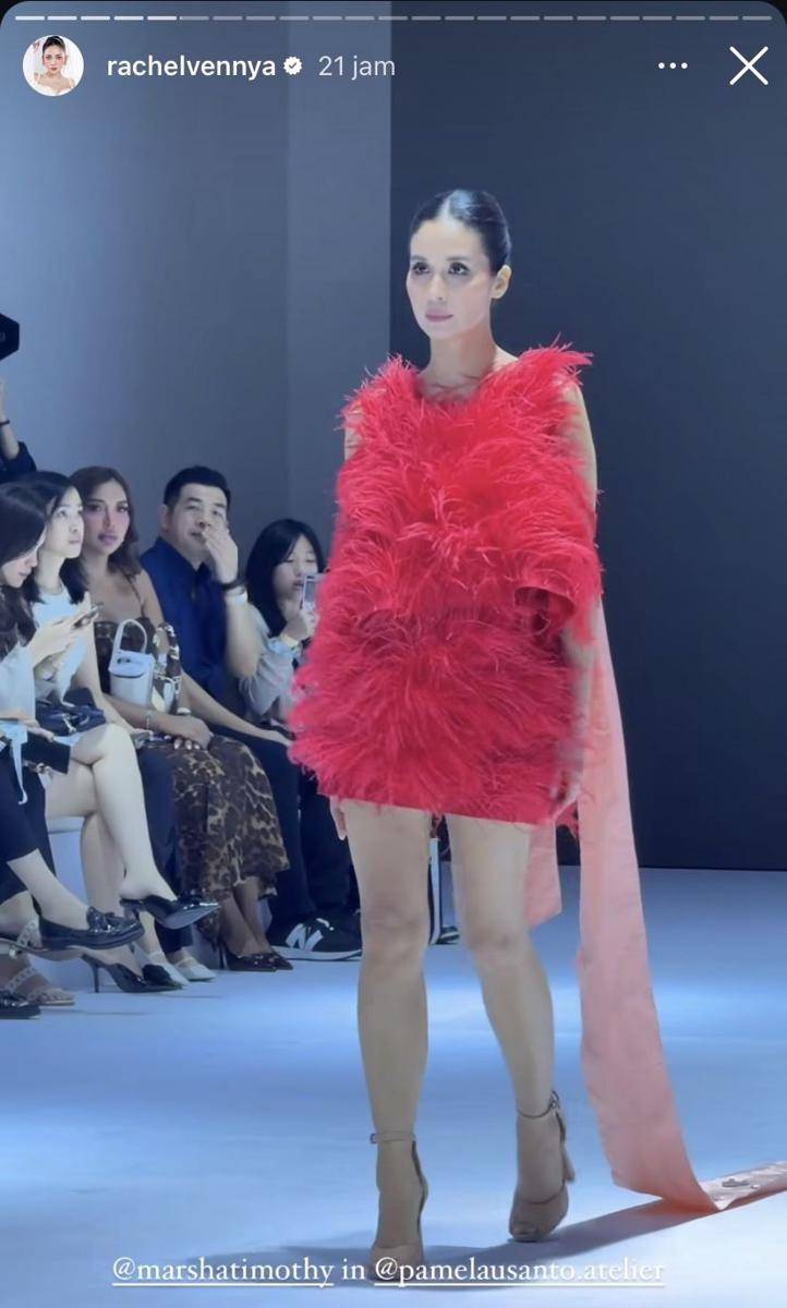 potret artis jadi muse di runway 100 tahun Lux (Instagram.com/rachelvennya)
