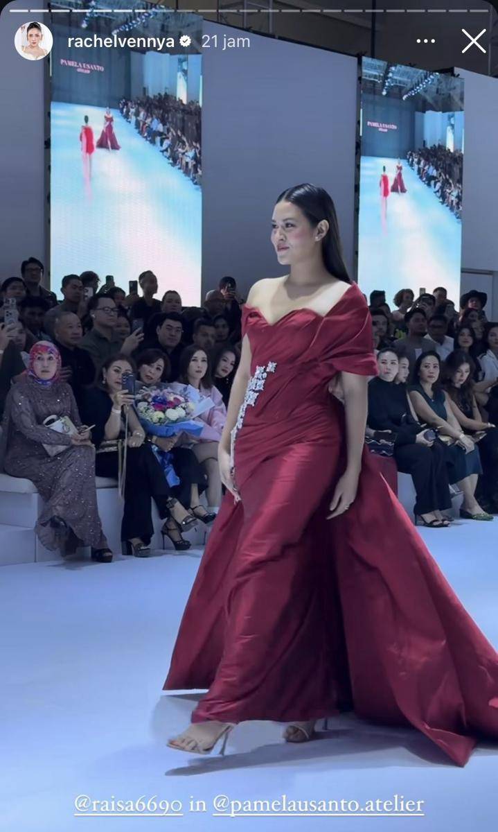 potret artis jadi muse di runway 100 tahun Lux (Instagram.com/rachelvennya)