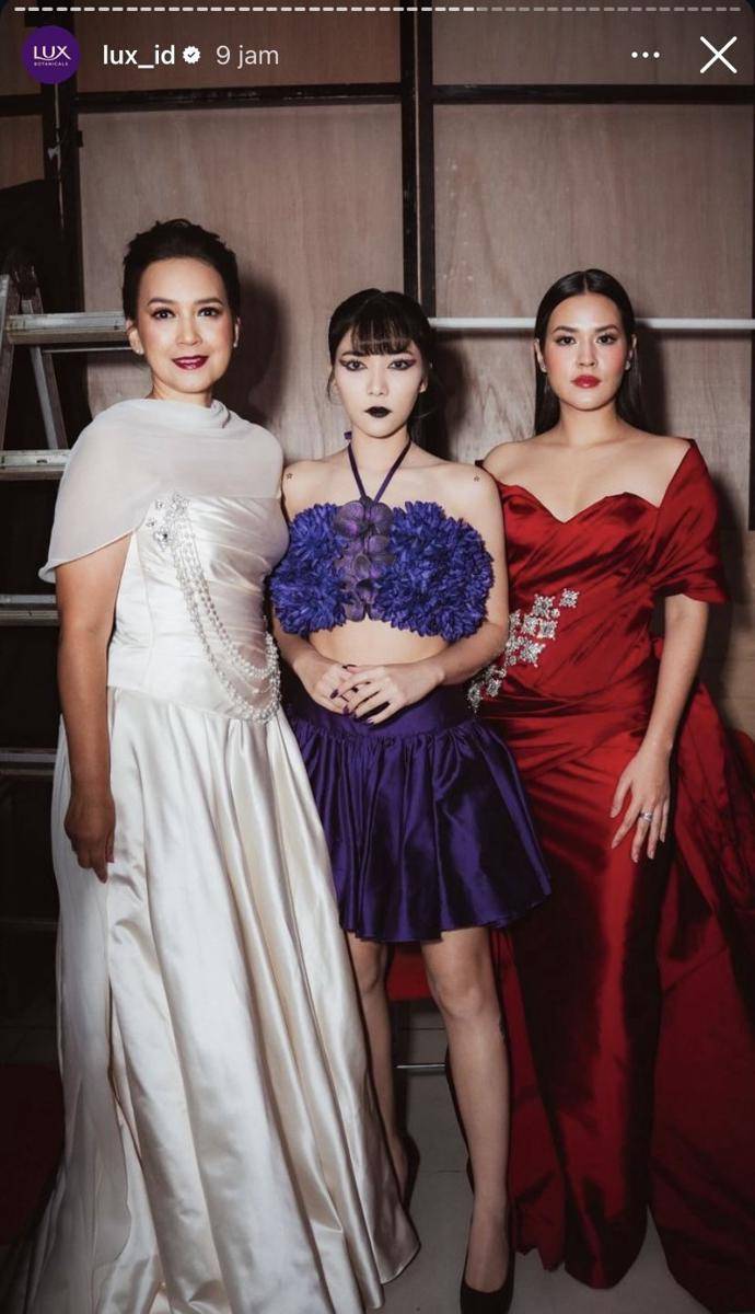 potret artis jadi muse di runway 100 tahun Lux (Instagram.com/lux_id)