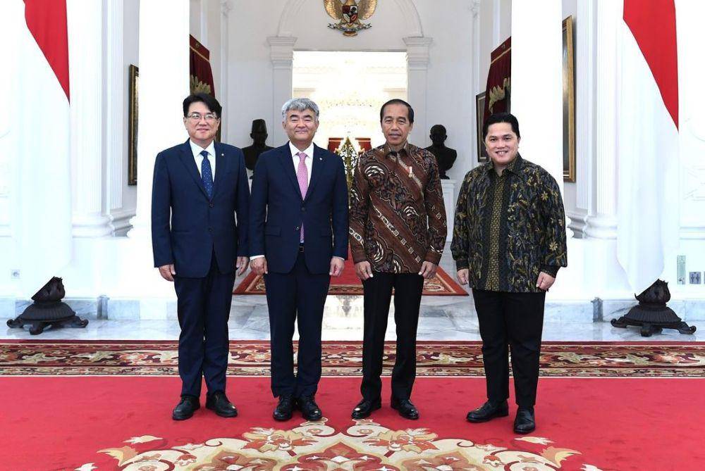 Erick Tohir (kanan) saat mendampingi Jokowi . (Instagram.com/erickthohir)