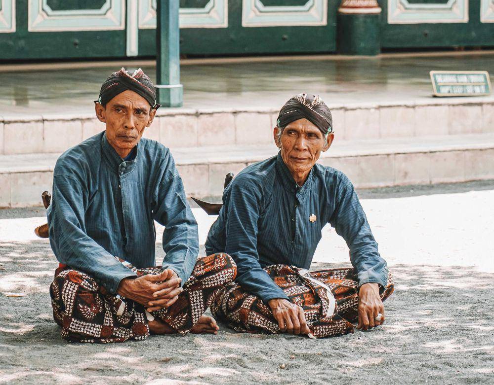 ilustrasi dua orang pria memakai baju tradisional Jawa (pexels.com/esrageziyor)