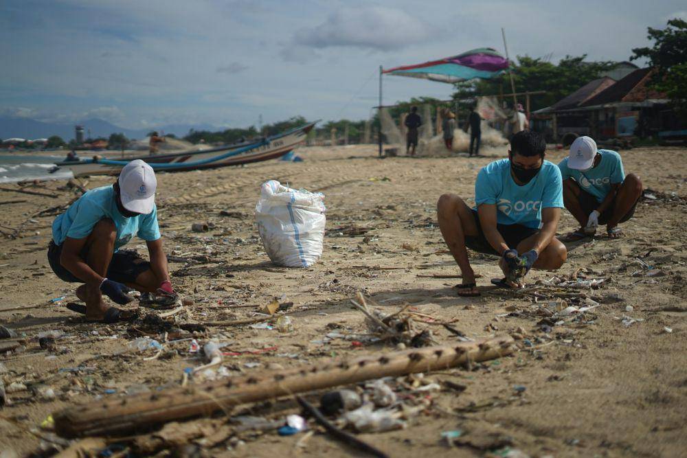 ilustrasi membersihkan pesisir pantai (unsplash.com/oceancleanupgroup)
