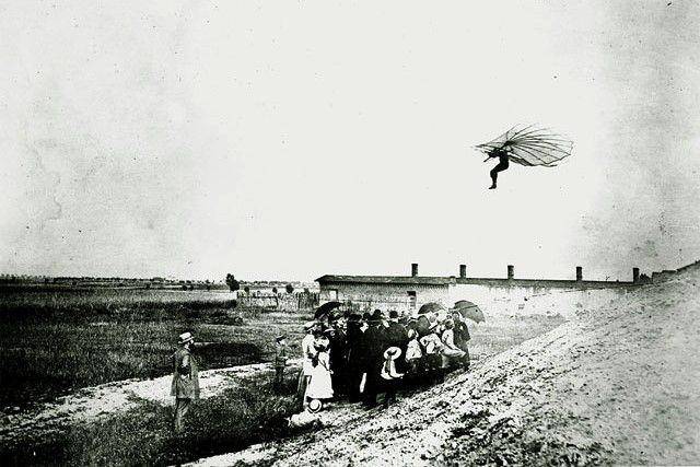 Otto Lilienthal sedang melakukan uji terbang pada tahun 1894. (commons.wikimedia.org/Unknown (Smithsonian Institution))