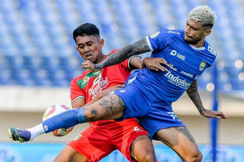 Persib Bandung dalam laga melawan Persebaya Surabaya pada pekan ke-8 Liga 1 Indonesia 2024/2025. (ligaindonesiabaru.com)