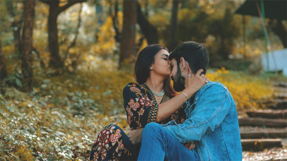 10 Makna Ciuman di Kening, Lebih Romantis dan Penuh Kasih