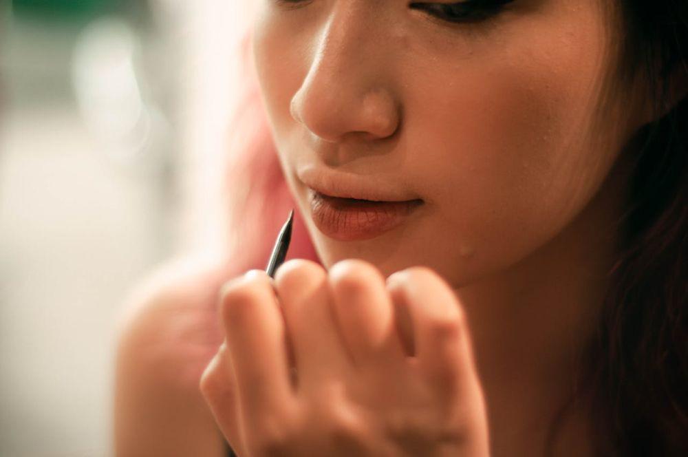 10 Merek Lipstik yang Tahan Lama dan Tidak Luntur saat Makan