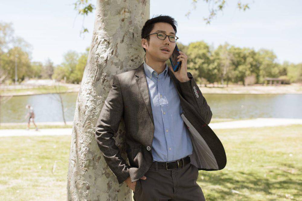 ilustrasi meeting lewat telepon sambil berjalan (pexels.com/RDNE Stock project)