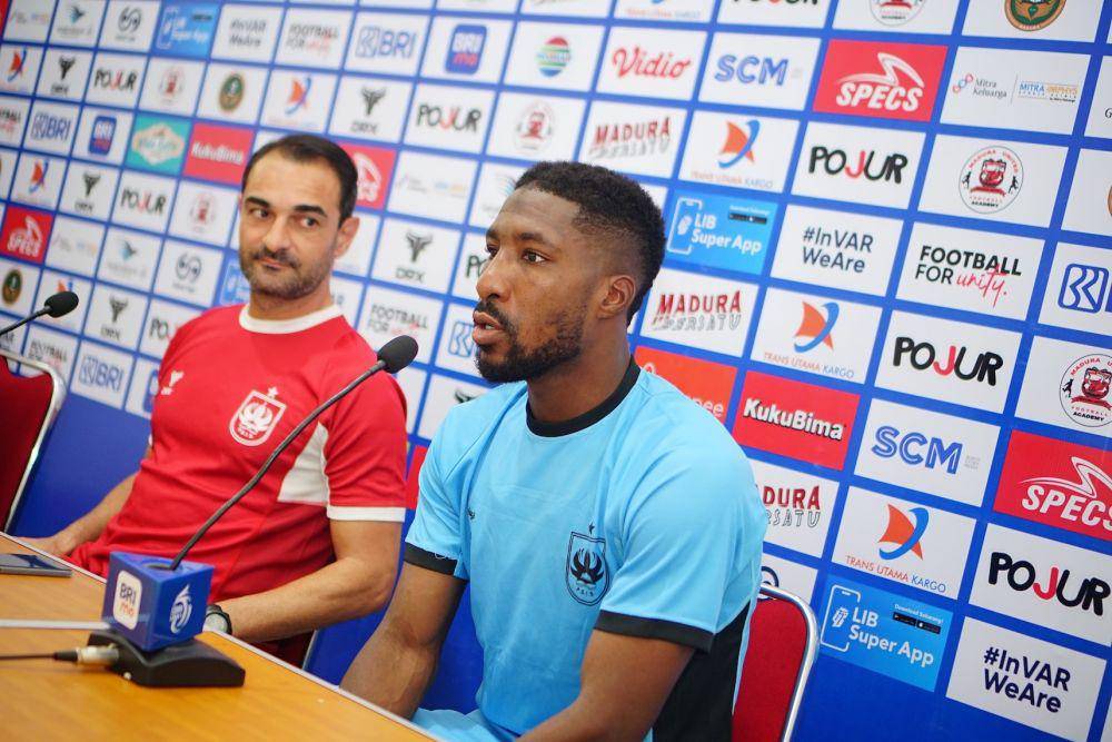 Pelatih PSIS Semarang, Gilbert Agius bersama pemain PSIS, Boubakary Diarra dalam jumpa pers jelang laga melawan Madura United, Selasa (22/10/2024). (dok. PSIS)
