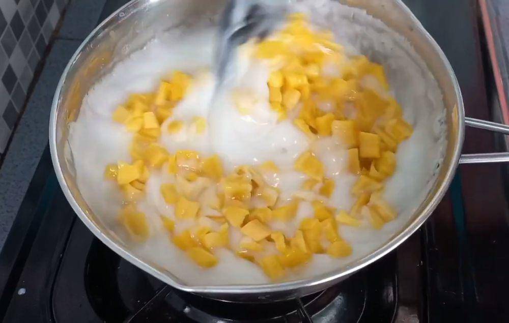 ilustrasi membuat nagasari nangka tepung maizena (YouTube.com/Rania Kitchen)