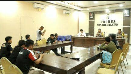 Kapolres Konsel, AKBP Febry Sam didampingi Kasat Reskrim Polres Konsel, AKP Nyoman Gede Arya dan Kapolsek Baito, Aipda Muh Idris menggelar konferensi pers  / Istimewa