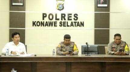 Kapolres Konsel, AKBP Febry Sam didampingi Kasat Reskrim Polres Konsel, AKP Nyoman Gede Arya dan Kapolsek Baito, Aipda Muh Idris menggelar konferensi pers  / Istimewa