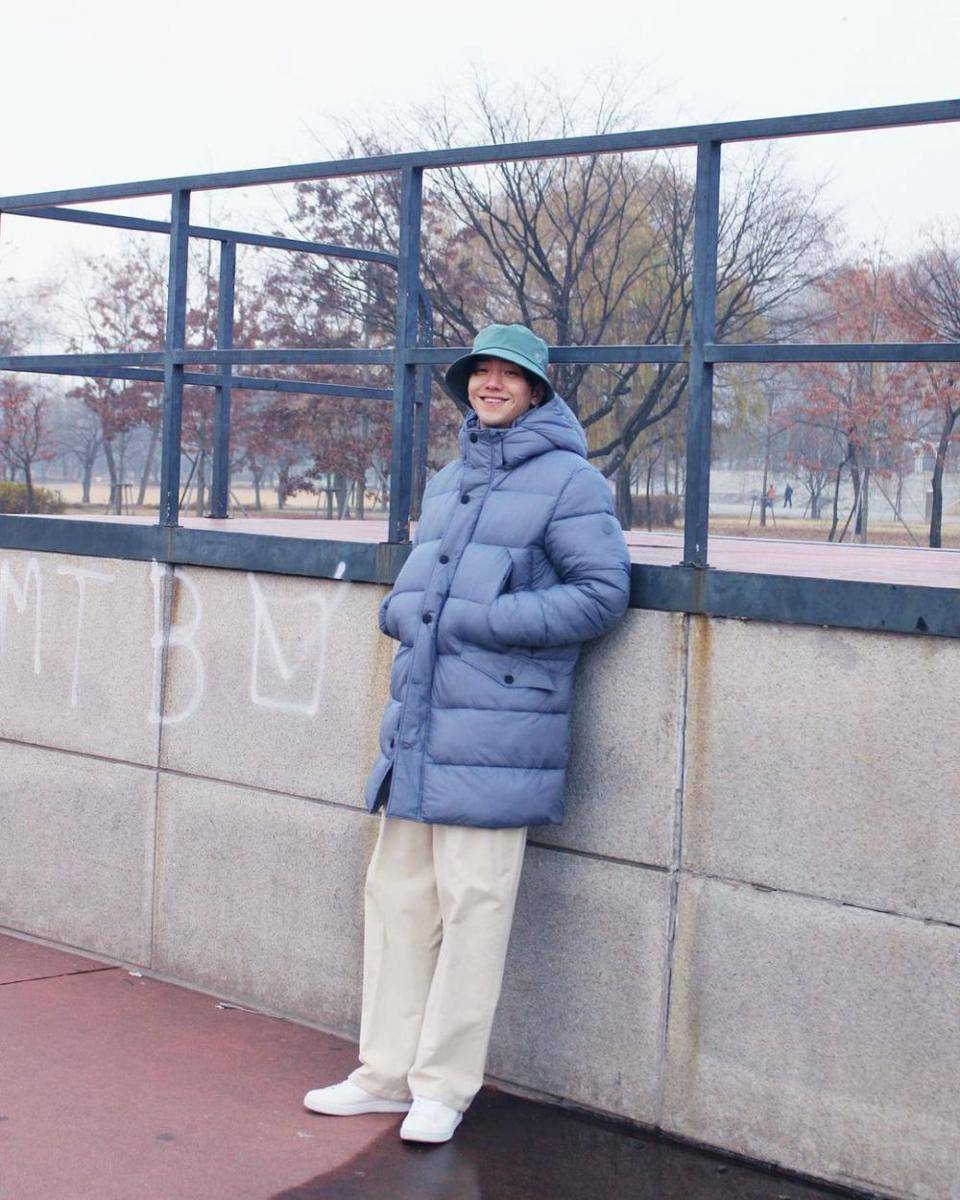 outfit loose pants jeans ala Nam Yoon Su (instagram.com/nam_yoonsu)