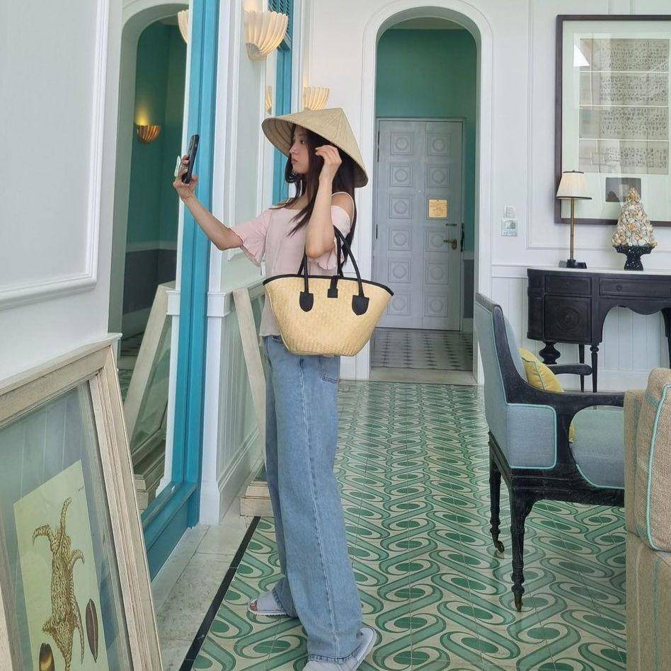 outfit dengan shoulder bag ala Lee Seyoung (instagram.com/seyoung_10)