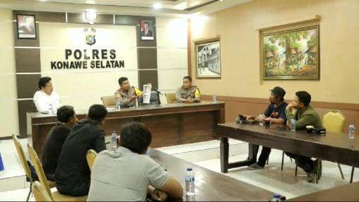 Kapolres Konsel, AKBP Febry Sam didampingi Kasat Reskrim Polres Konsel, AKP Nyoman Gede Arya dan Kapolsek Baito, Aipda Muh Idris menggelar konferensi pers  / Istimewa