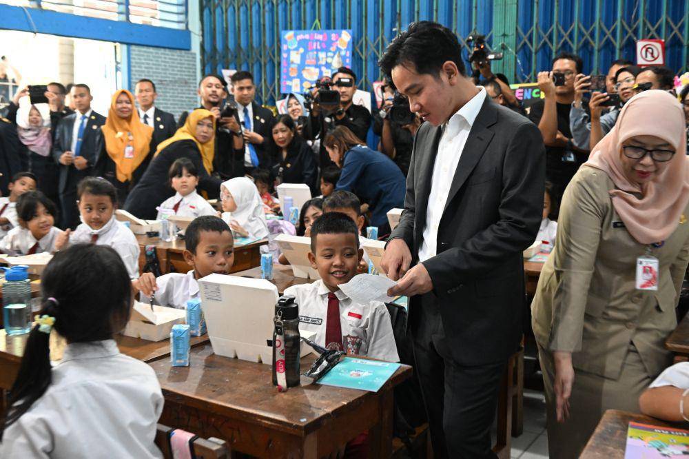 Wapres Gibran Rakabuming Raka meninjau makan siang gratis di SD Negeri (SDN) 03 Jakarta Pusat, Selasa (22/10/2024). (dok. Setwapres)