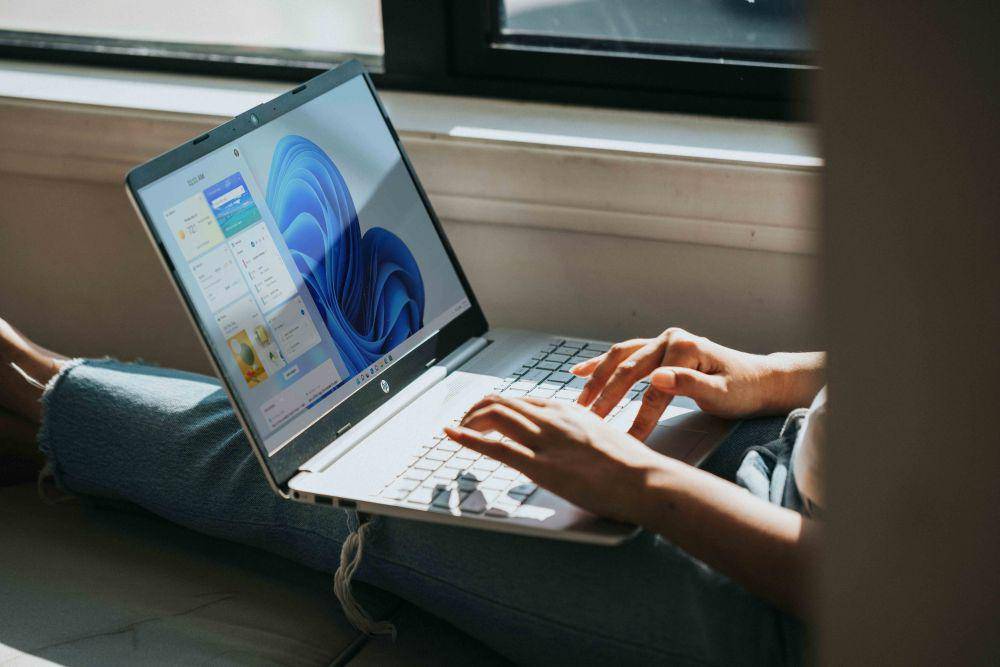 Ilustrasi seseorang bekerja menggunakan Windows 11 (Unsplash.com/Windows)