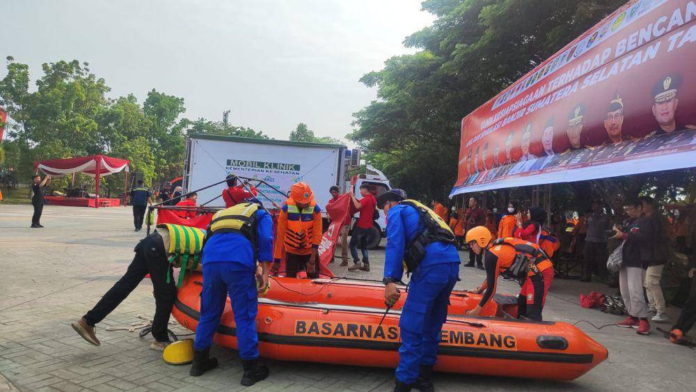 Personel BPBD Sumsel simulasi penyelamatan banjir (Dok. Istimewa)