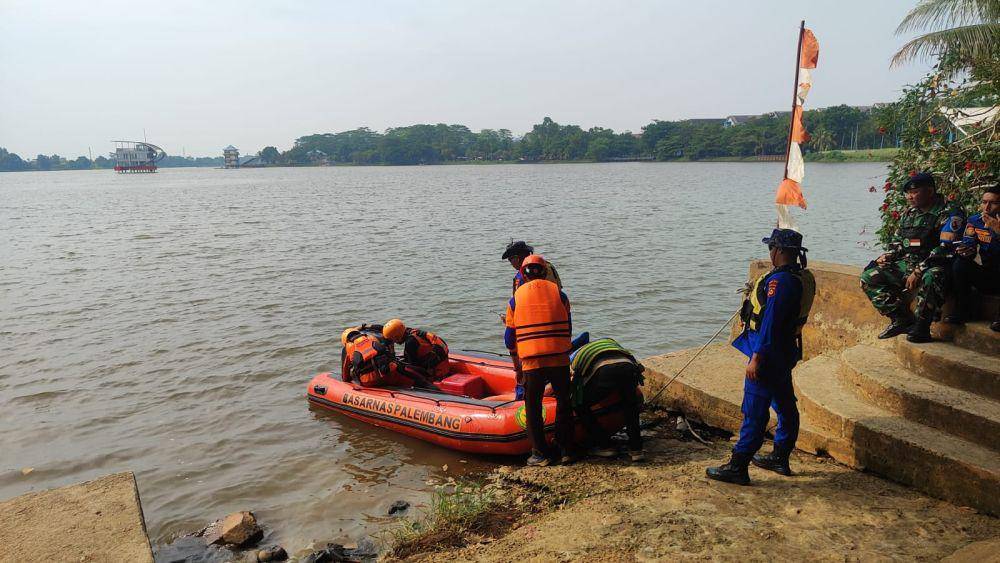 Personel BPBD Sumsel simulasi penyelamatan banjir (Dok. Istimewa)