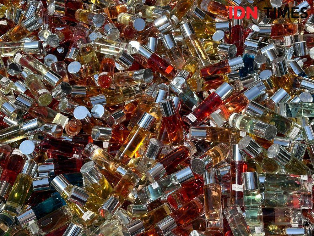 Ribuan parfum dengan zat berbahaya dimusnahkan. (IDN Times/Teri).