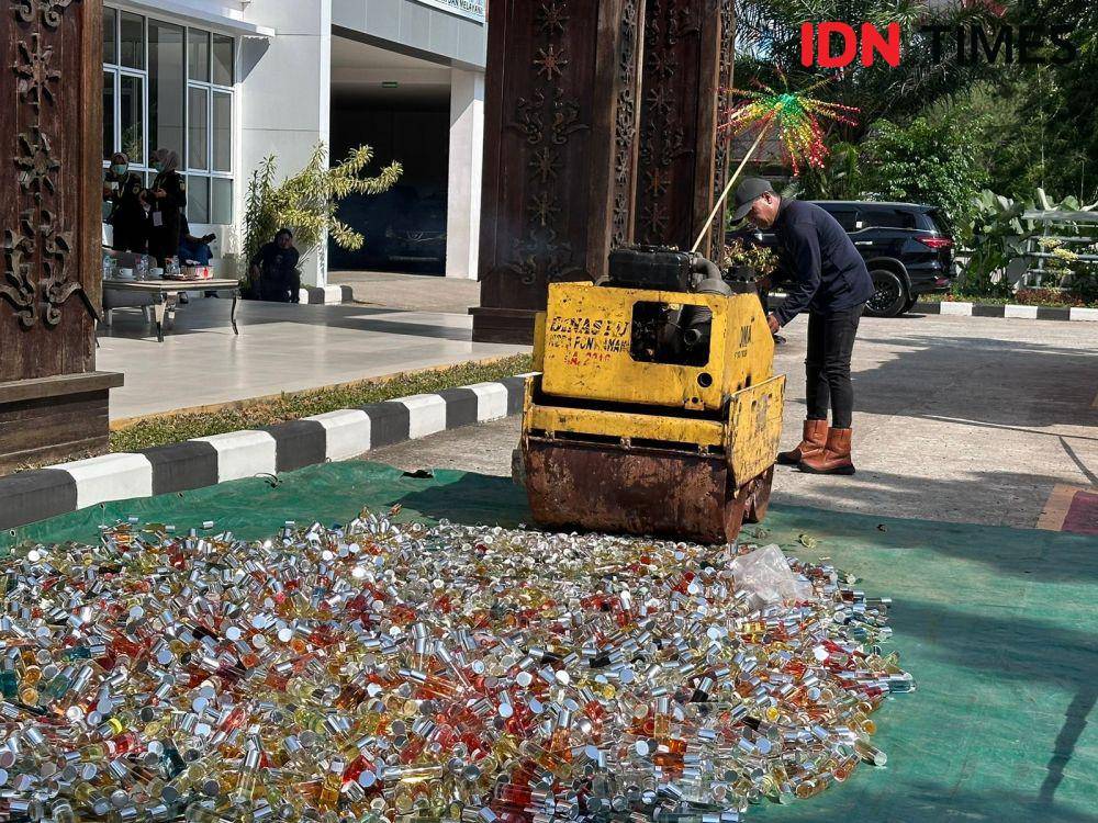 Parfum ilegal dimusnahkan dengan stombal. (IDN Times/Teri).