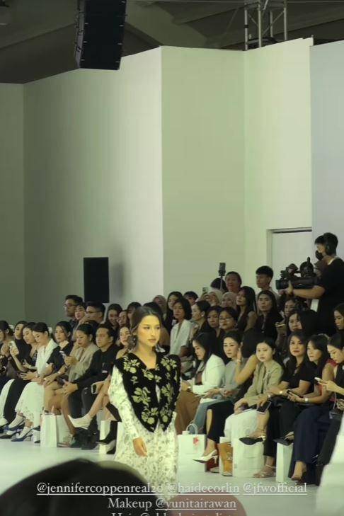 Jennifer Coppen di Jakarta Fashion Week (Instagram.com/jennifercoppenreal20)