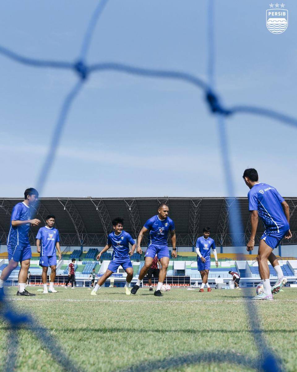 Potret Pemain Persib Bandung sedang Latihan di Stadion Si Jalak Harupat(Instagram.com/persib)