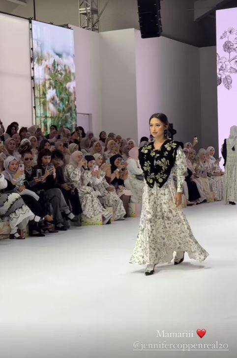 Jennifer Coppen di Jakarta Fashion Week (Instagram.com/jennifercoppenreal20)