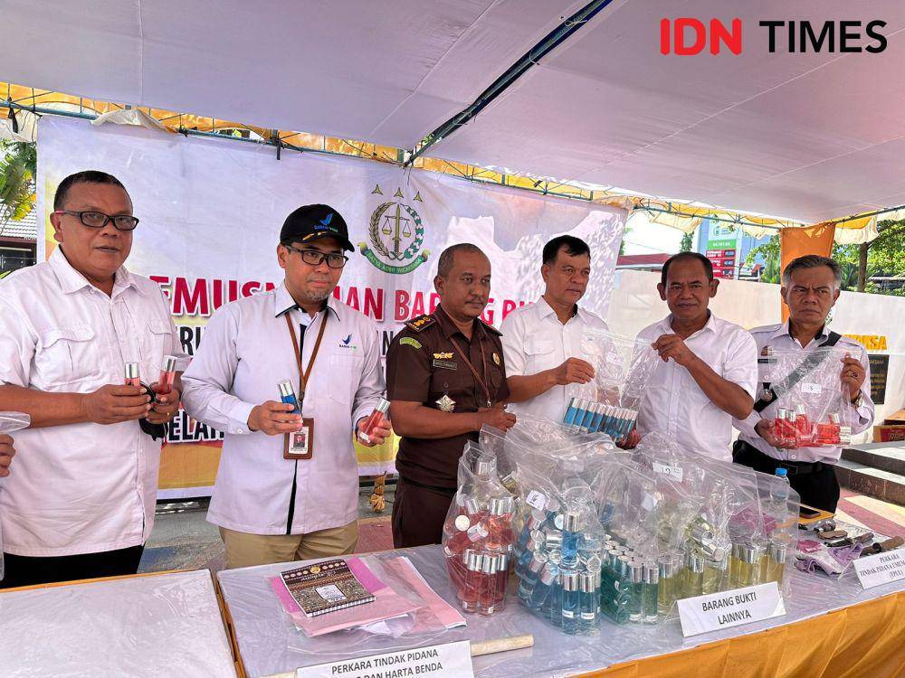 2.500 botol parfum dikirim dari pulau jawa. (IDN Times/Teri).