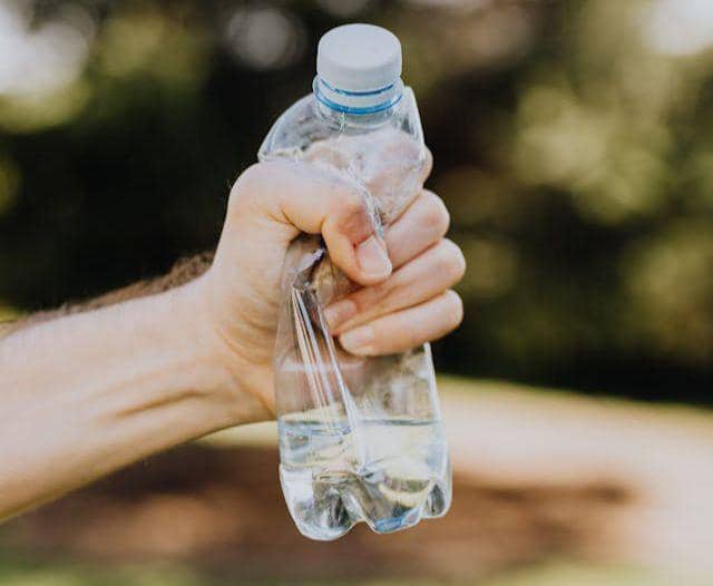ilustrasi meremas botol plastik (pexels.com/Photo By: Kaboompics.com)