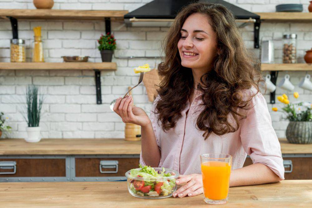 Ilustrasi wanita memakan salad (freepik.com/freepik)