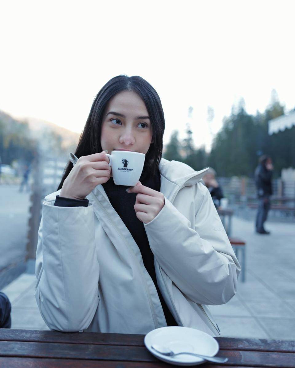 potret Anya Geraldine liburan ke Danau Pragser Wildsee (instagram.com/anyageraldine)