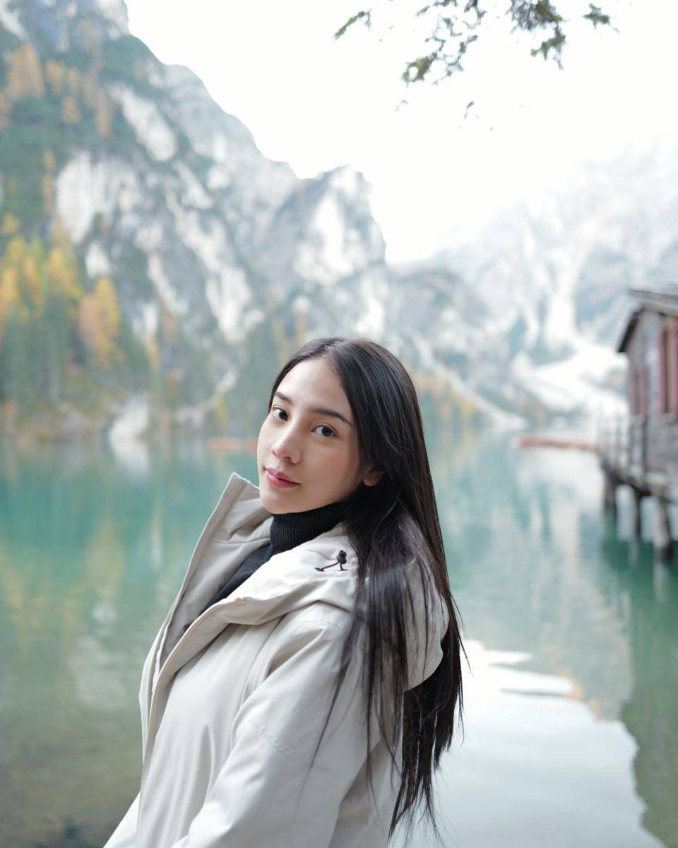 potret Anya Geraldine liburan ke Danau Pragser Wildsee (instagram.com/anyageraldine)