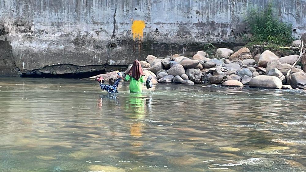 Warga Pesisir Selatan Ini Harus Seberangi Sungai untuk Sekolah