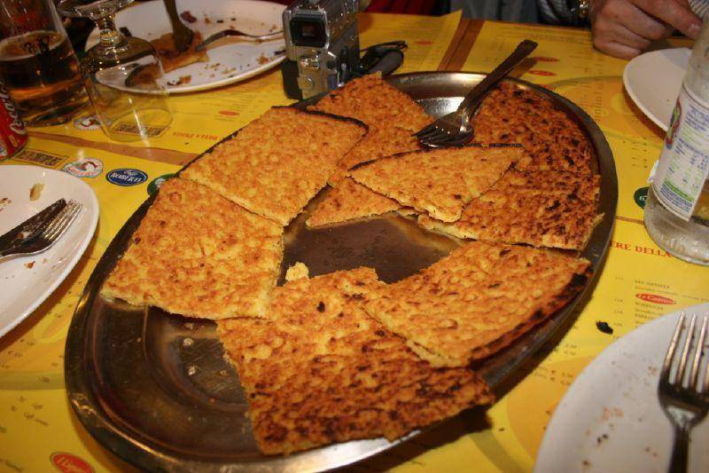 Farinata di Cici (https://id.m.wikipedia.org/wiki/Berkas:La_Farinata_di_ceci.jpg)
