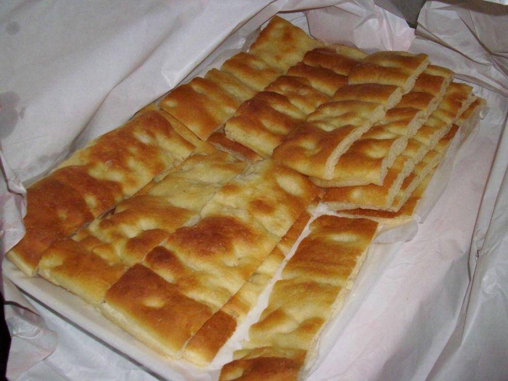 Focaccia (https://id.wikipedia.org/wiki/Focaccia)